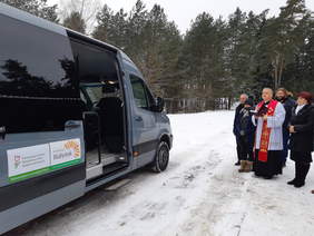 Pokaż zdjęcie: Uroczyste poświęcenie i symboliczne przekazanie do użytku pojazdu.