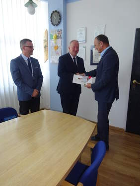 Pokaż zdjęcie: Wręczenie umowy przedstawicielom Powiatu Strzyżowskiego