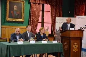 Pokaż zdjęcie: Sesja I konferencji: Teoretyczne podstawy wsparcia osób z niepełnosprawnościami 