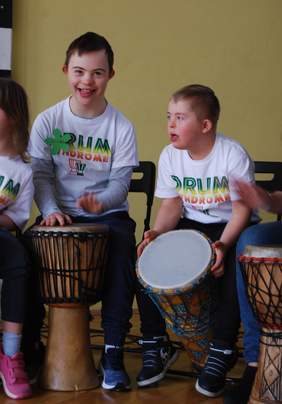 Pokaż zdjęcie: Młodsi bębniarze zespołu Drum Syndrome