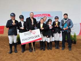 Pokaż zdjęcie: Medaliści - uczniowie i absolwenci SOSW w Wierzchosławicach-Dwudniakach. Reprezentacja Małopolski trzyma transparent z napisem Olimpiady specjalne
