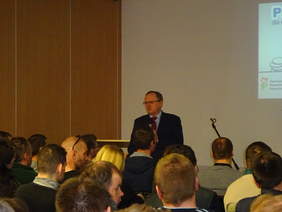 Pokaż zdjęcie: Dyrektor Andrzej Michalski prowadzi konferencję