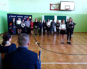 Pokaż zdjęcie: Występ artystyczny uczniów Szkoły Podstawowej w Wyszynie