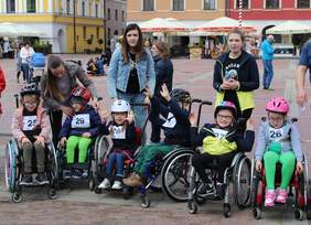 Pokaż zdjęcie: Uczestnicy biegu w kategorii wyścig wózków dziecięcych