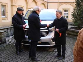 Pokaż zdjęcie: Pan Ryszard Ciupek - dyrektor Domu Pomocy Społecznej w Prószkowie odebiera  klucze z rąk  pana Łukasza Żmudy - Dyrektora Oddziału Opolskiego Państwowego Funduszu Rehabilitacji Osób Niepełnosprawnych