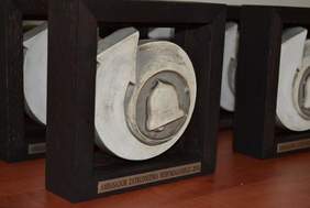 Pokaż zdjęcie: Pamiątkowe statuetki