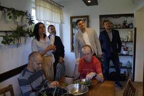 Pokaż zdjęcie: Mężczyźni przebierają zioła do suszenia