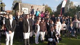 Pokaż zdjęcie: „W siodle po marzenia” - pamiątkowe zdjęcie uczestników 