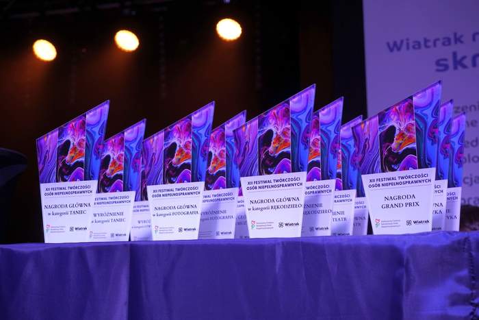 Pokaż zdjęcie: Na stole stoją statuetki dla Laureatów Konkursu