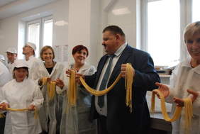 Pokaż zdjęcie: Uczestnicy uroczystości podziwiają wysoką jakość makaronu, który posłużył w charakterze wstęgi otwierającej nowy ZAZ w Białymstoku.