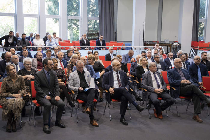 Uczestnicy Gali podczas uroczystości siedzą na krzesłach i słuchają przemówień
