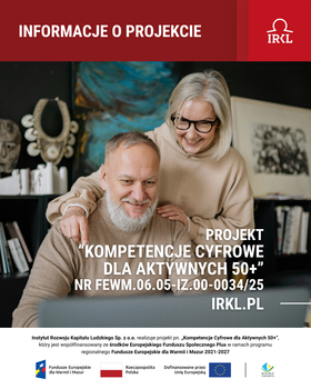 Plakat utrzymany w czerwono-czarnej kolorystyce. Na zdjęciu starszy mężczyzna siedzi przed komputerem, a stojąca za nim starsza kobieta obejmuje go ramieniem. Oboje patrzą na ekran i uśmiechają się. W górnej części znajduje się napis „Informacje o projekcie”, a pośrodku nazwa projektu „Kompetencje Cyfrowe dla Aktywnych 50+”. W dolnej części umieszczono informacje o realizatorze projektu, adres strony internetowej oraz logotypy programu Fundusze Europejskie.