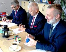 Przedstawiciele Powiatu Nakielskiego podczas podpisywania umów