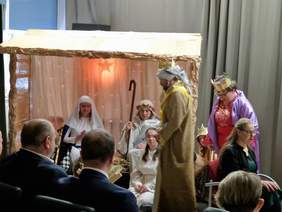 Widać aktorów: Maryja, Józef, królowie