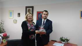 Upominek od Dyrektor Jolanty Cyrankowskiej dla Dyrektora Andzeja Gonia