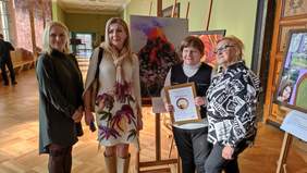 Pokaż zdjęcie: ZZwycięzcy konkursu plastycznego „Sztuka Osób Niepełnosprawnych”  z jury konkursu