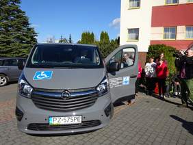 Pokaż zdjęcie: Uroczystość przekazania busa dla uczestników Warsztatu Terapii Zajęciowej w Swarzędzu