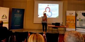 Pokaż zdjęcie: Wystąpienie specjalisty Oddziału Wiekopolskiego PFRON podczas spotkania Członków Powiatowych Społecznych Rad ds. Osób Niepełnosprawnych z Wielkopolski