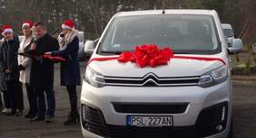 Pokaż zdjęcie: Uroczystość przekazania busa dla podopiecznych Środowiskowego Domu Samopomocy w Słowikowie