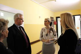 Pokaż zdjęcie: Krzysztof Michałkiewicz Prezes PFRON oraz pracownicy DPS Matczyn