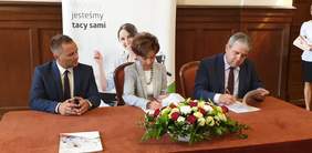 Pokaż zdjęcie: Prezes PFRON Marlana Maląd podczas skłądania podpisu - fotografia nr 4