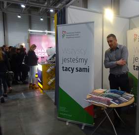 Pokaż zdjęcie: stoisko PFRON i przedstawiciel  Punktu Kontakowego Oddziału Łódzkiego - Przemysław Suligorski
