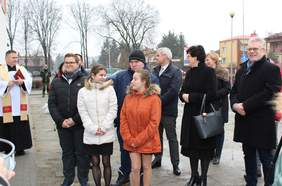 Pokaż zdjęcie: Teresa Misiuk Lubelski Kurator Oświaty, Jerzy Dębski Dyrektor Oddziału Lubelskiego PFRON, uczniowie SOSW