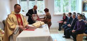 Pokaż zdjęcie: Wręczenie podziękowań dla pracowników Ośrodka Caritas