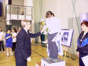 Pokaż zdjęcie: Wręczenie nagrody przez Dyrektora Oddziału Łódzkiego Pana Władysława Skwarki za zajęcie I miejsca Pani Annie Mikulskiej z WTZ przy Specjalnym Ośrodku Szkolno-Wychowawczym nr 3 w Łodzi 