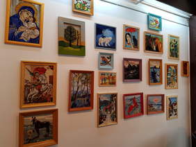 prace uczestników WTZ, na ścianie obrazy