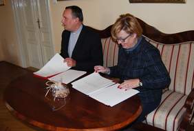 Pokaż zdjęcie: Marta Mordarska - dyrektor Małopolskiego Oddziału PFRON oraz ks. prof. dr hab. Wojciech Zyzak- Rektor UPJPII 