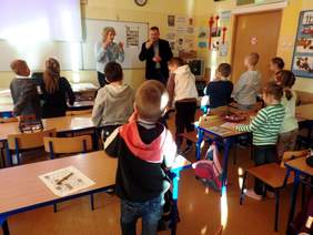 Pokaż zdjęcie: Nauka języka migowego w Szkole Podstawowej z Oddziałami Integracyjnymi nr 12 w Krakowie