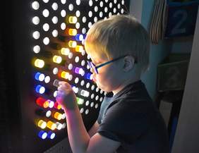 Pokaż zdjęcie: uczestnik projektu Z AMI Krokiem do przodu podczas terapii