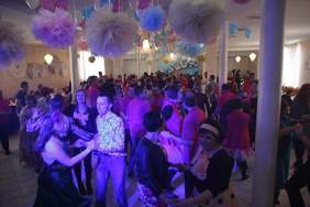 Pokaż zdjęcie: uczestnicy balu integracyjnego Zaczarowany Świat