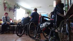 Od lewej: Grażyna Bogdańska – p.o. dyrektora Podlaskiego Oddziału PFRON, Krzysztof Smorszczewski – trener pierwszoligowej drużyny koszykówki na wózkach START Białystok.