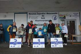 Pokaż zdjęcie: Zwycięskie załogi 4-5 osobowe w regatach na sasankach 