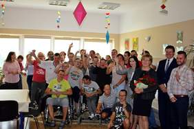 Pokaż zdjęcie: Marta Mordarska-dyrektor małopolskiego Oddziału PFRON z podopiecznymi ŚDS w Krynicy-Zdroju