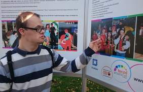 Pokaż zdjęcie: Podopieczni "Tęczy" odszukiwali się na zdjęciach sprzed 20 lat