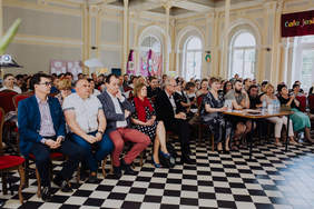 Goście zgromadzeni na sali dworca