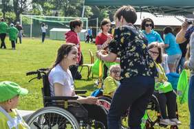 Pokaż zdjęcie: Zwycięzcy XVII Powiatowych Igrzysk Dzieci i Młodzieży Niepełnosprawnej w Szamotułach nagradzani przez Annę Skupień, dyrektor Oddziału Wielkopolskiego PFRON