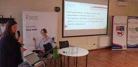 Pokaż zdjęcie: Wystąpienie Anny Brych z Oddziału Wielkopolskiego PFRON podczas konferencji w Turku