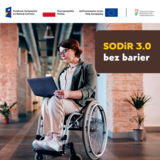 Osoba na wózku trzyma w ręku otwartego laptopa. Obok napis SODiR 3.0 bez barier