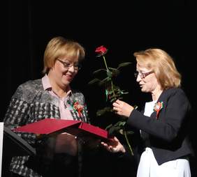 Pokaż zdjęcie: Dyrektor Marta Mordarska przekazała gratulacje i grawerton na ręce Prezes Stowarzyszenia "Nadzieja"