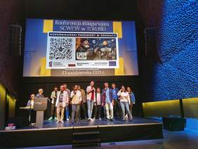 Grupa osób na scenie 