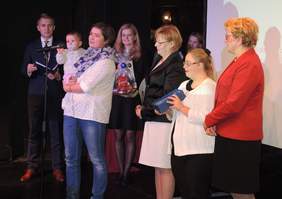 Pokaż zdjęcie: Wręczenie statuetki Paulinie Surman - prezes Stowarzyszenia "Tęcza"