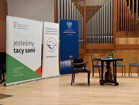 Sala gotowa do rozpoczęcia forum - banery organizatorów i partnera