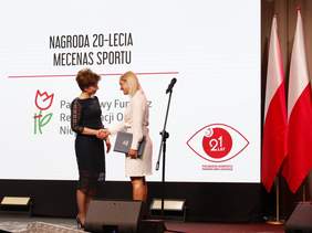 Pokaż zdjęcie: Moment wręczenia statuetki - pani Prezes Maląg i prowadząca galę