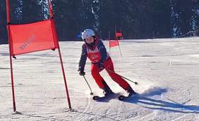 Narciarz alpejski, aura zimowa, biały śnieg, słoneczny dzień.