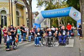 Pokaż zdjęcie: Start biegu w kategorii wózków aktywnych