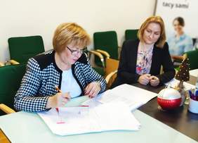 Pokaż zdjęcie: Dyrektor Marta Mordarska podczas podpisania umowy